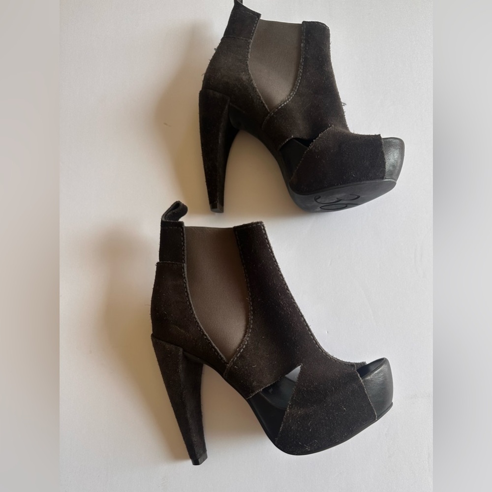 Pedro Garcia peep toe, suede pumps.
